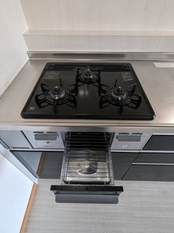 キッチン　３口ガスコンロとグリル付き