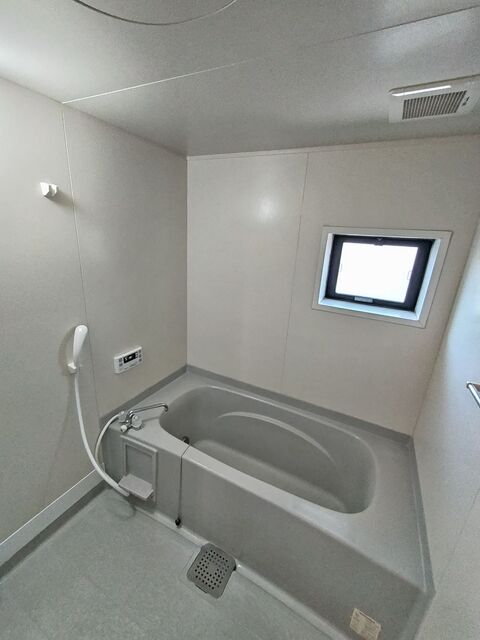 バス・シャワールーム　【別室参考写真】窓がある浴室