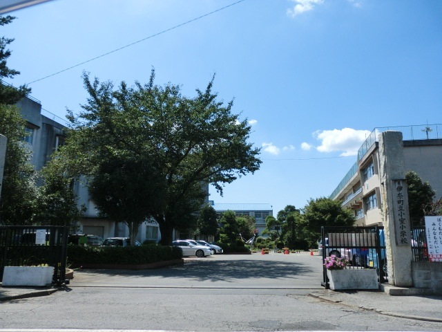 小学校　伊奈町立小室小学校（小学校）まで1400m