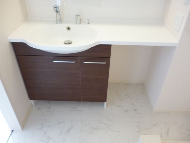 洗面設備　ワイドな独立洗面台