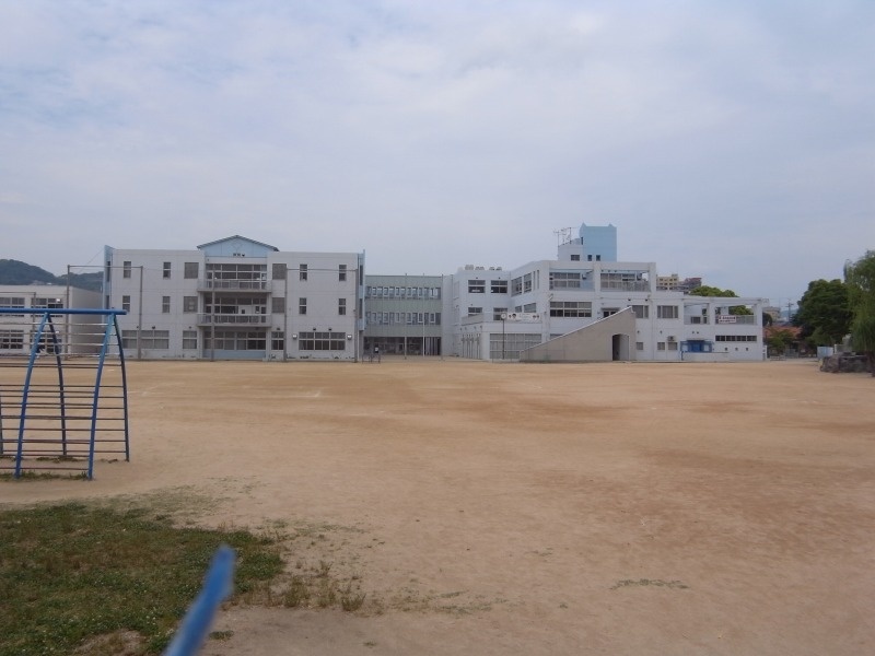 小学校　川西市立川西小学校（小学校）まで623m