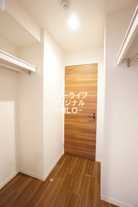 収納　納戸　左右にハンガーパイプも付いています☆