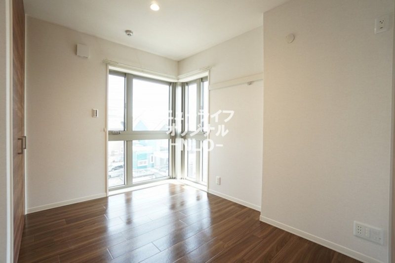 その他　洋室4.5帖　L字型の大きな窓が特徴的なお部屋です☆