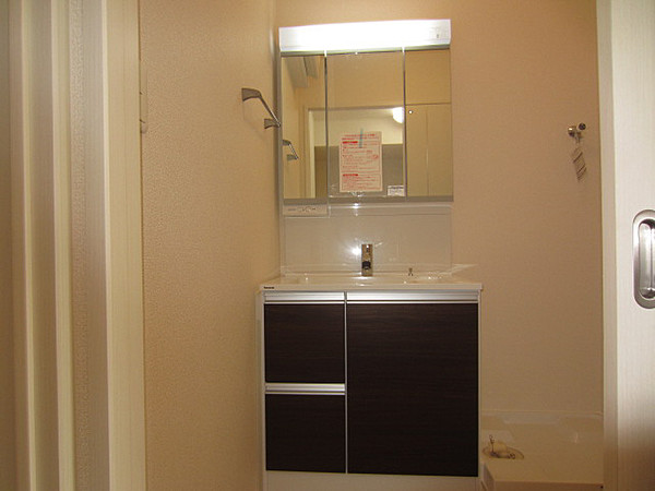 洗面設備　明るい洗面所です
