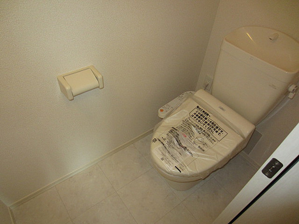 トイレ　落ち着いた色調のトイレです