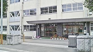 中学校　城西中学校（中学校）まで302m