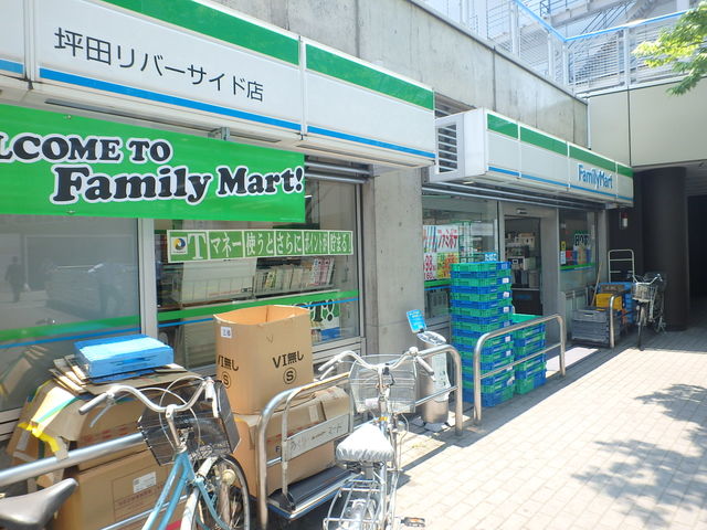 コンビニ　ファミリーマート坪田リバーサイド店（コンビニ）まで422m