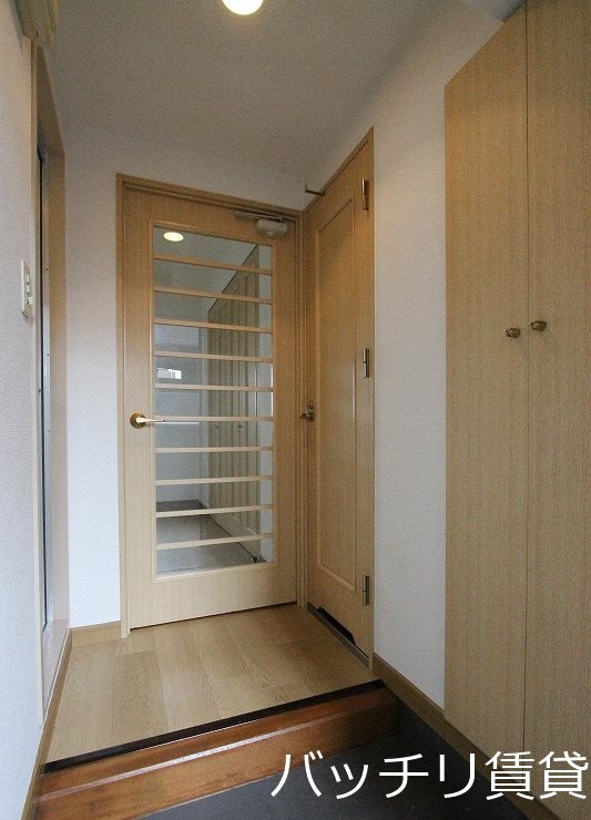 玄関　画像は別号室タイプの為、現状を優先致します。