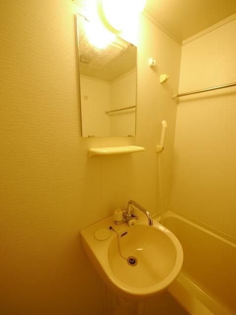 洗面設備　★忙しい時間に便利な鏡付き洗面台です★