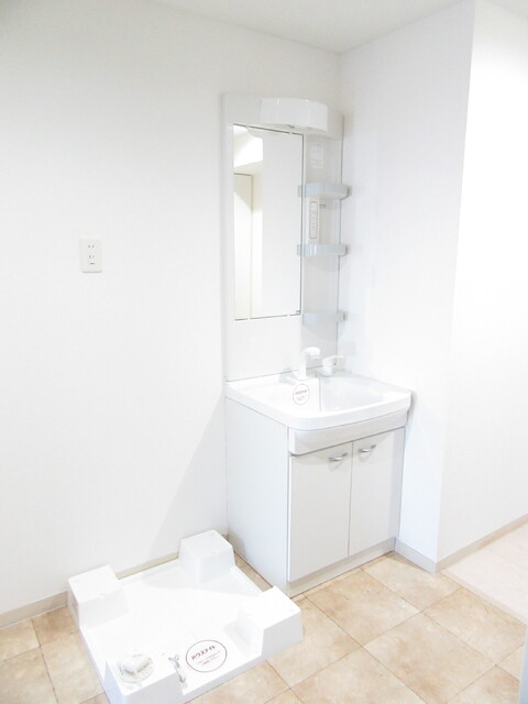 洗面設備　洗髪洗面化粧台と洗濯機置場※同タイプ参考写真