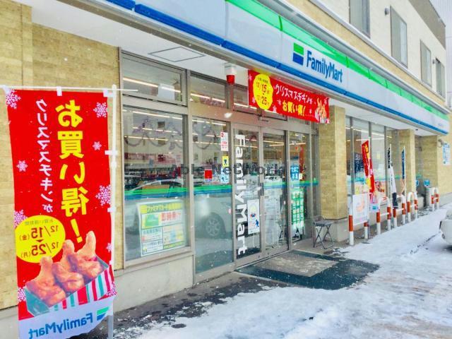 コンビニ　ファミリーマート札幌北22条西5丁目店（コンビニ）まで82m