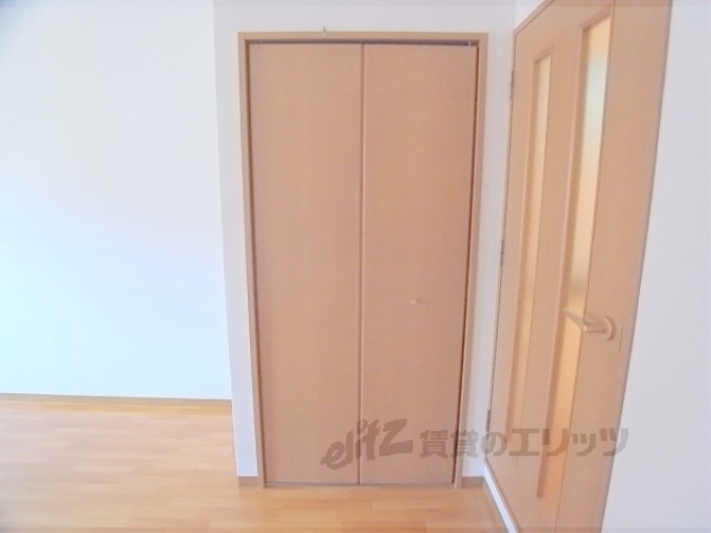 収納　キッチンとの仕切りドアがあります。