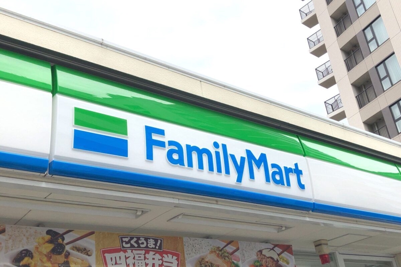 コンビニ　ファミリーマート札幌麻生4丁目店（コンビニ）まで133m