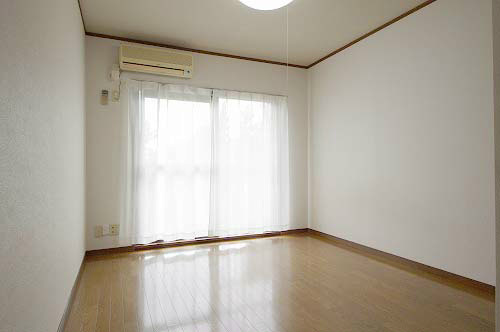 居室・リビング　エアコン付いてます