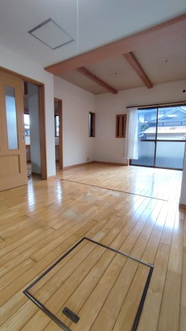 居室・リビング　キッチンからリビング