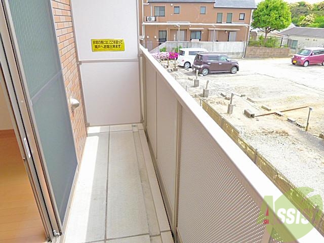バルコニー　前には緑がありますので室内からの景色は落ち着きますよ！