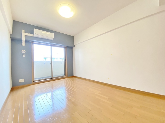 居室・リビング　開放的な洋室８．３帖