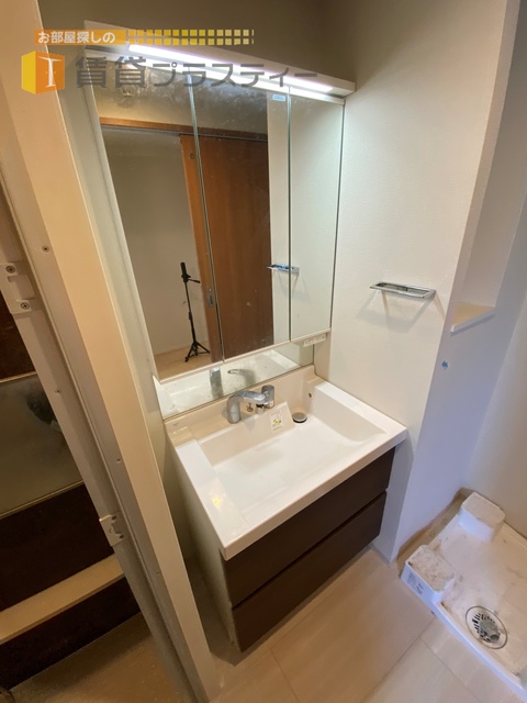 洗面設備　広めの独立洗面台で快適な身だしなみを。