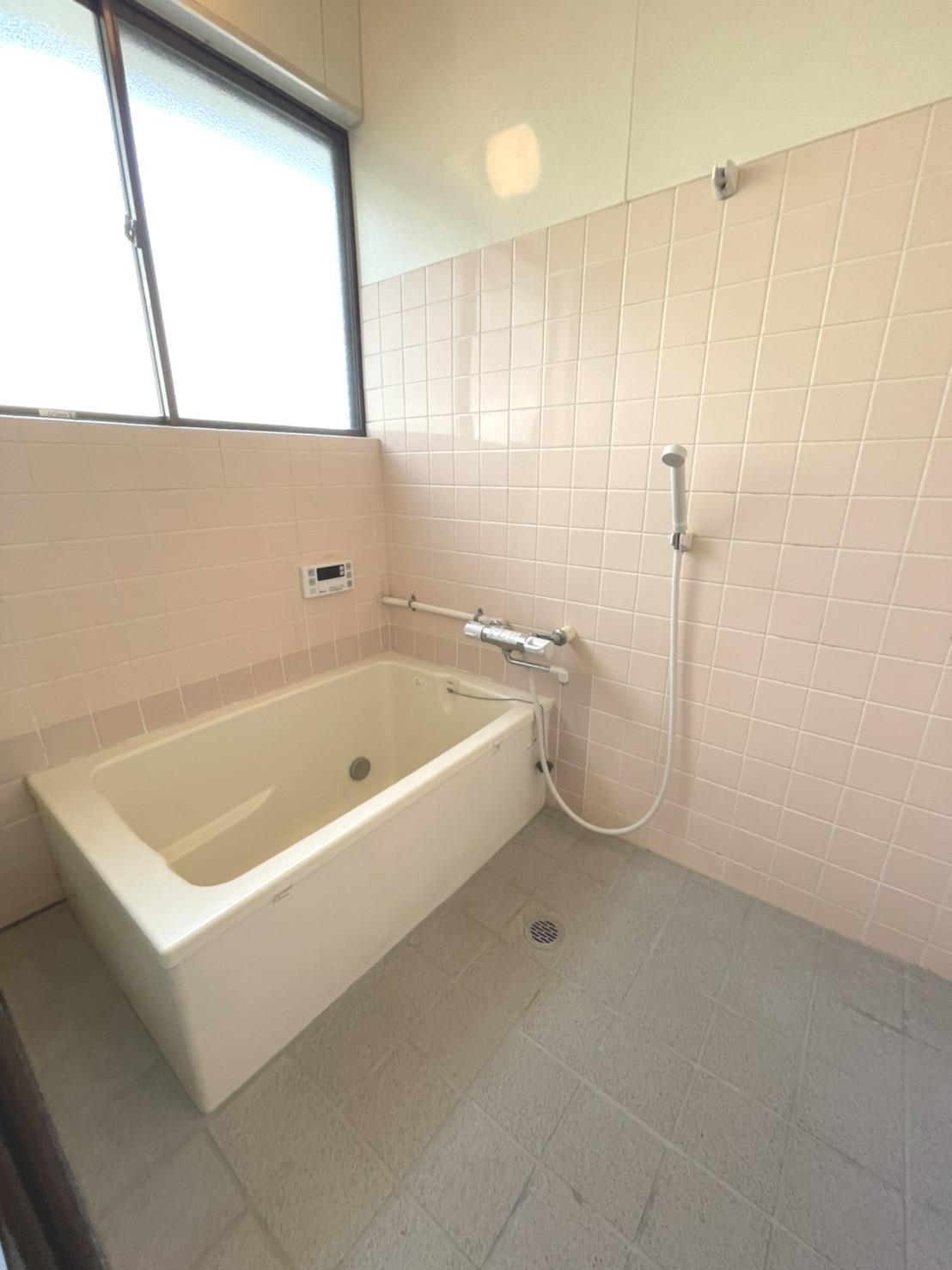 バス・シャワールーム　窓があるので換気しやすい浴室