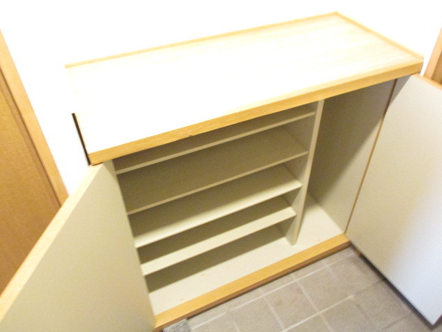 玄関　玄関横にはシューズＢＯＸ付き★※同タイプ参考写真です