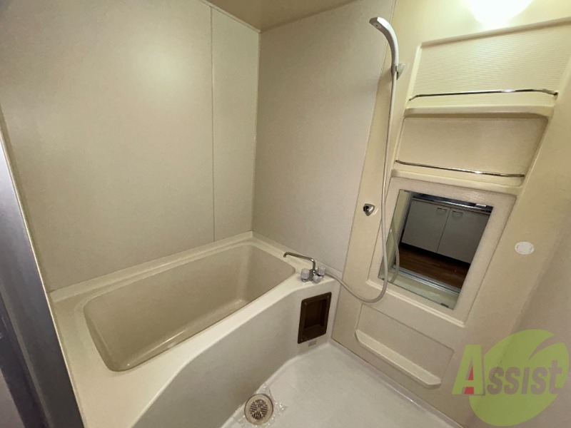 バス・シャワールーム　広々とした浴室になっております。鏡も付いていて嬉しいですね。