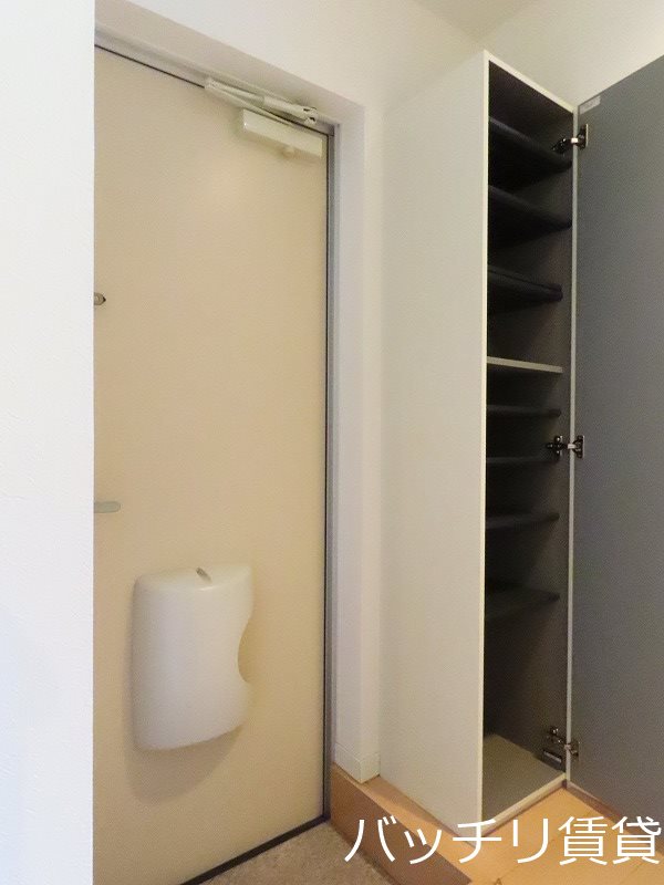 玄関　同型タイプの為、現状を優先致します。