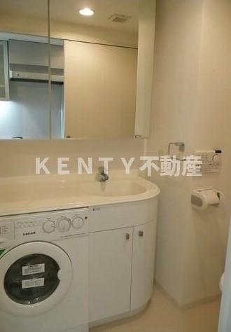 洗面設備　明るい洗面所です