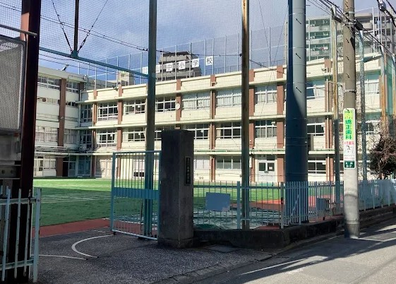 小学校　山中小学校（小学校）まで642m