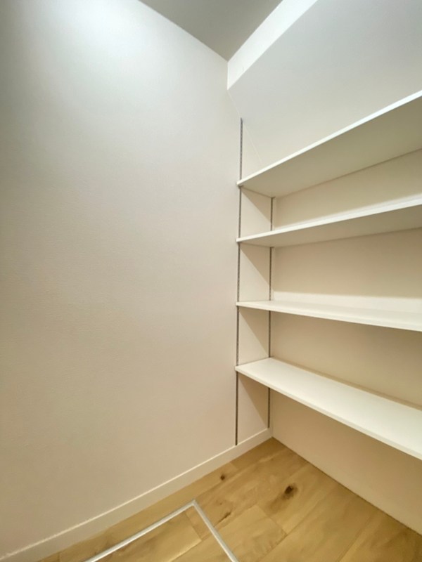 収納　備蓄に便利な棚付き収納。