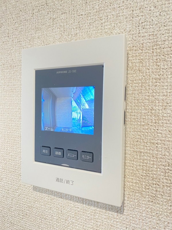 セキュリティ　訪問者を映像で確認できるモニター付きインターホン。