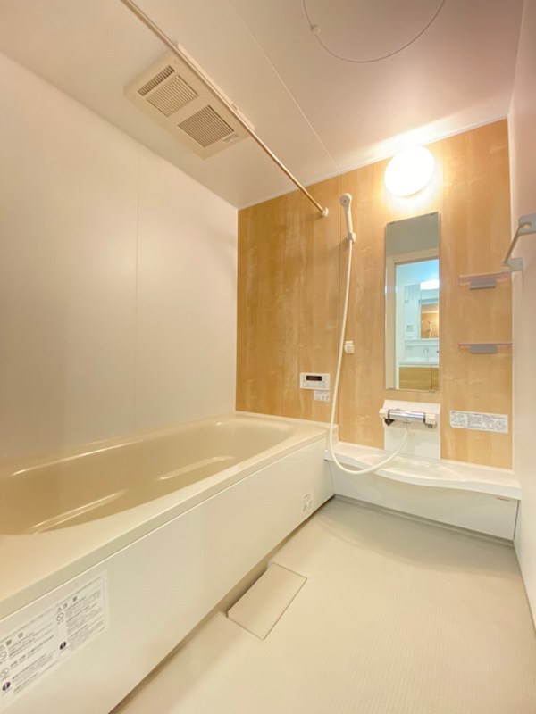 バス・シャワールーム　浴室乾燥機、追い焚き機能付きの浴室です。