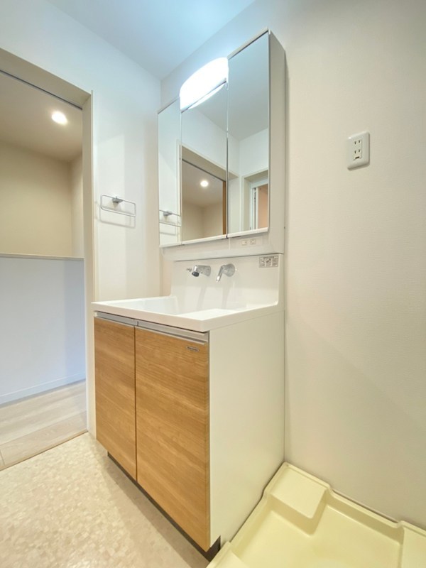 洗面設備　身支度に便利な独立洗面台。