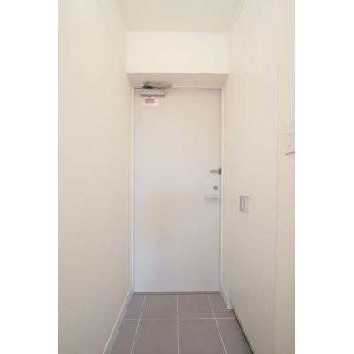 玄関　弊社では仲介手数料が賃料の半月分+税