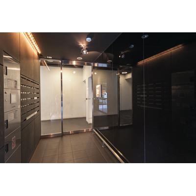 ロビー　弊社では仲介手数料が賃料の半月分+税