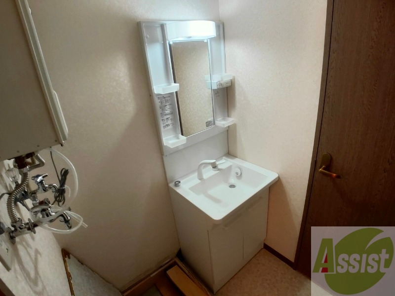 洗面設備　独立洗面台です。大きくてよいですね。シャンプーもできます。