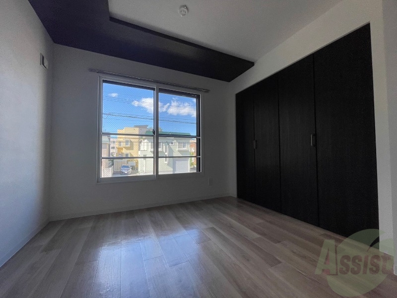 その他部屋・スペース　寝室はこちらです。光が差し込む、温かみのあるお部屋です。