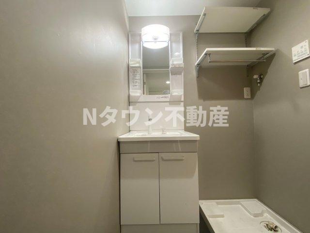 洗面設備　独立洗面台、小物を置くことができて便利です