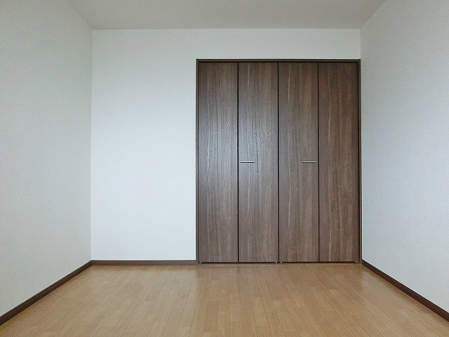 その他部屋・スペース　収納スペースのある寝室です。