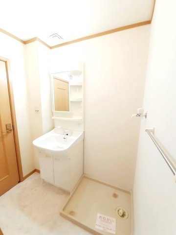 洗面設備　明るい洗面所です