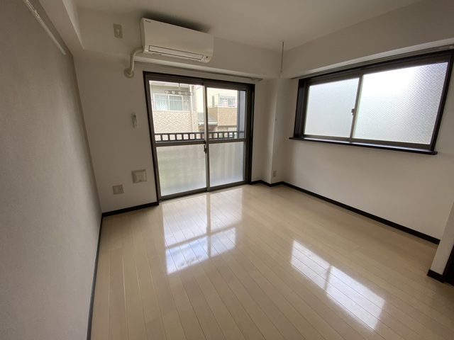 居室・リビング　２面採光で明るいお部屋です