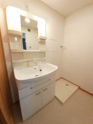 洗面設備　明るい洗面所です