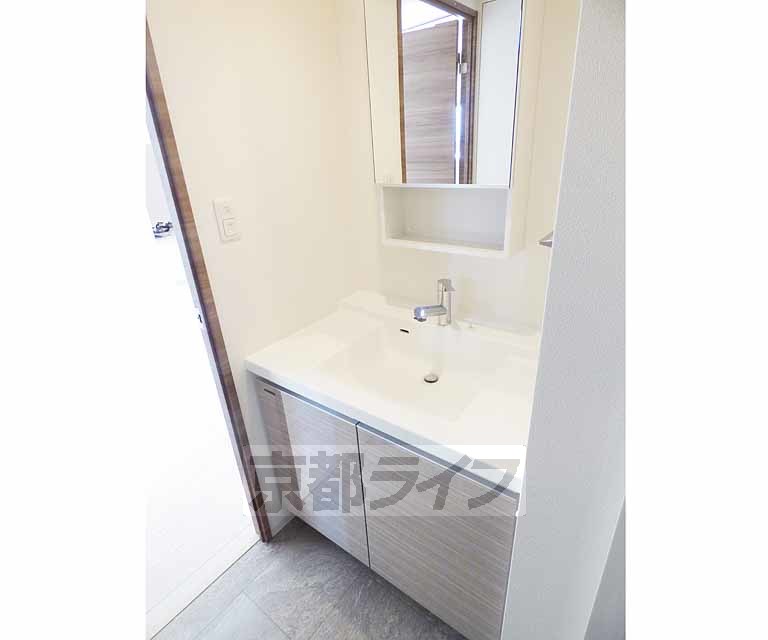 洗面設備　三面鏡です。