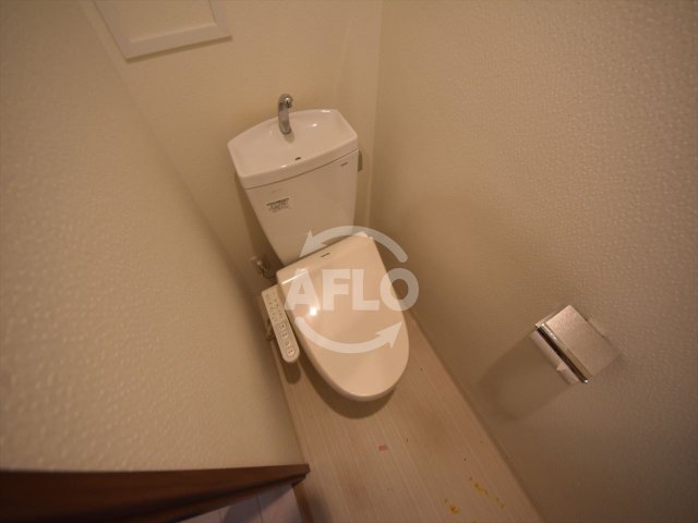 トイレ　レオンコンフォート大手通　温水洗浄便座