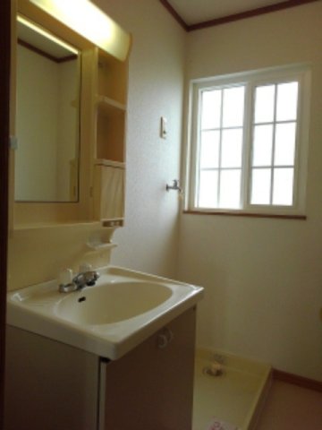 洗面設備　明るい洗面所です
