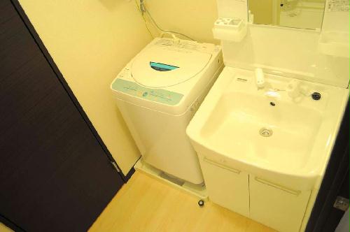 洗面設備　独立洗面台付きです。