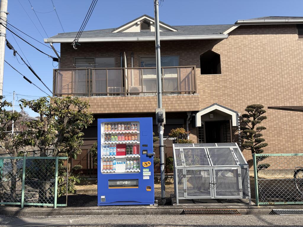 その他共有部分　ゴミ置き場　自動販売機も便利です。