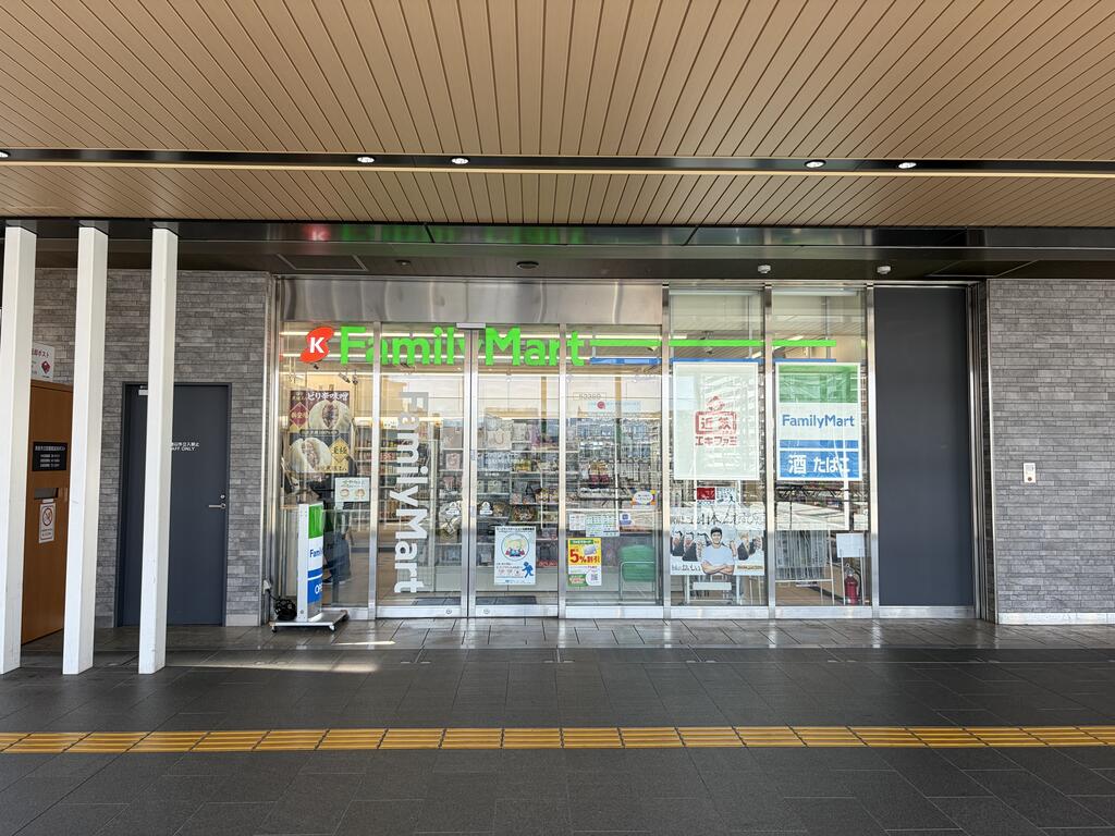 コンビニ　ファミリーマート近鉄西大寺駅改札内橋上店（コンビニ）まで695m