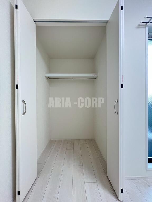 収納　クローゼット。上部には便利な棚がございます！