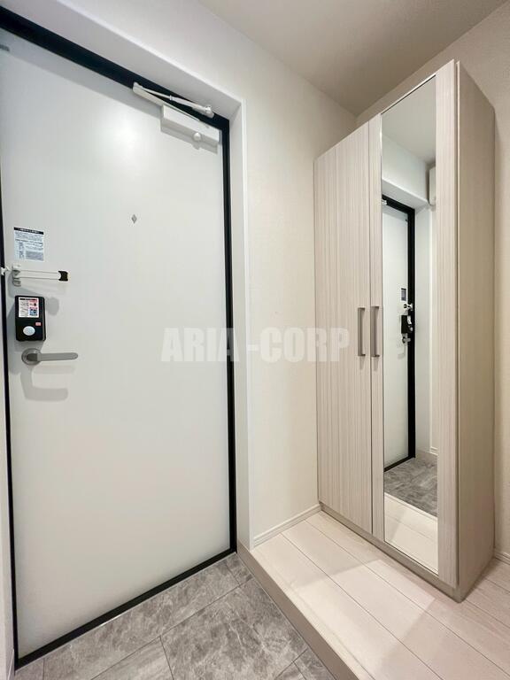 玄関　大型シューズBOX完備です！嬉しい姿見付き♪