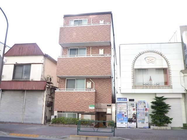 建物外観　通り沿いで安心